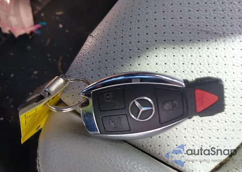 2016 Mercedes-Benz C 300 z USA, uszkodzony, nr VIN 55SWF4JB0GU119144